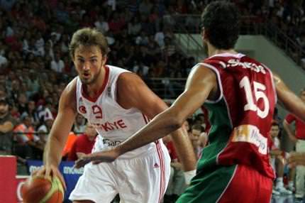 12 Dev Adam güle oynaya