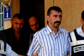 Sattığı silahla vuruldu