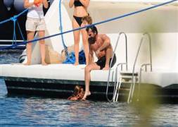 Sevgilisi İlker İnanoğlu'nun ayağını öptü