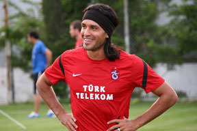Formasını yere attı!