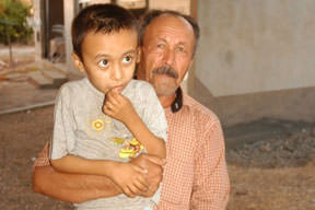 Annesi ölünce sustu