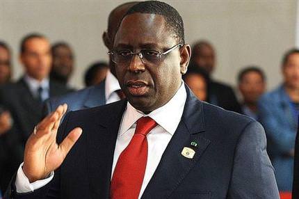 Dünya Macky Sall’i alkışlıyor