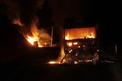 PKK’lılar yol kesip TIR yaktı