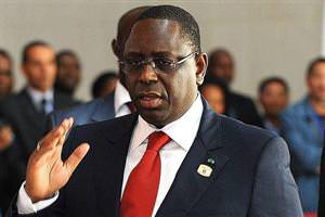 Dünya Macky Sall'i alkışlıyor