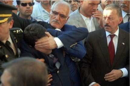 DP başkanı şehit cenazesinde bayıldı!