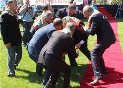 Bahçeli'nin ayağı halıya katıldı
