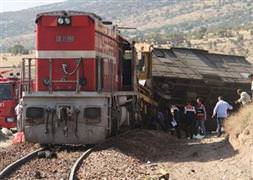 Yük treni ile yolcu treni çarpıştı