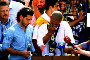 Heykel bile ağladı!