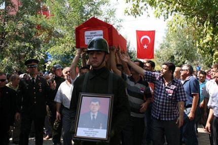 Şehit cenazesinde protokol krizi