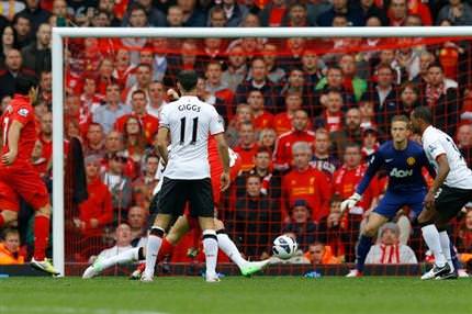 Liverpool’a bir darbe de MANU’dan!