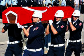 Kaza yerindeki polise çarptı