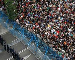 Meclis binasını kuşattılar!