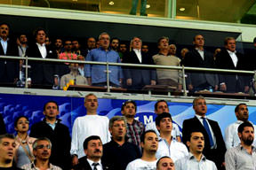 Protokol doldu taştı