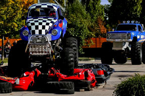 Dev vosvos hurdaları ezdi