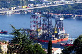 Boğaz'dan batarak geçti