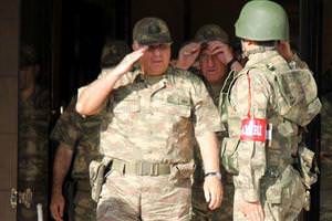 Özel’den sınıra ziyaret
