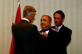 Ünal Aysal'a Kraliyet nişanı