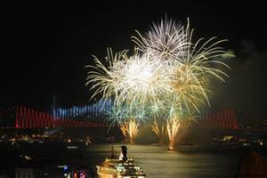 Boğaz'da muhteşem gösteri