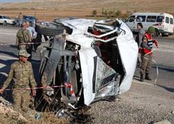 Takım otobüsü devrildi: 1 ölü