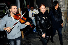 Caroline Koç’a Beyoğlu serenatı