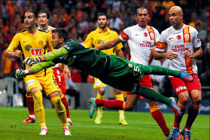 Muslera Türk oluyor