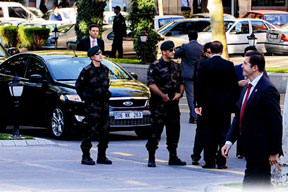 Başbakanlık'ta silah sesleri