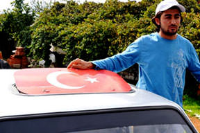 Antalya'da bayrak dayağı