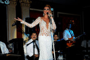 Petek'ten Van'a 10 halı hediyesi