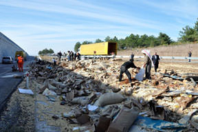 Fındık yüklü TIR devrildi: 2 ölü