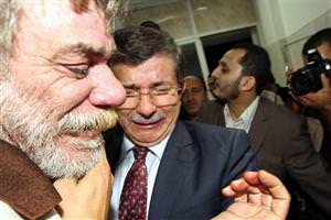 Filistinli yaralılar Davutoğlu'nu ağlattı