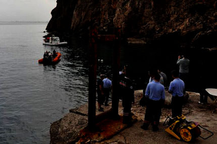 Otomobilini denize sürdü