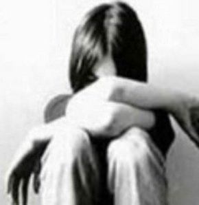 Kızını erkeklere pazarladı