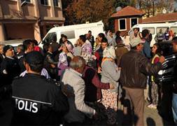 Komisere linç girişimi