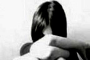 Kızını erkeklere pazarladı