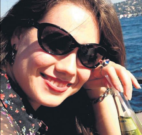 Burcu'ya araba çarptı