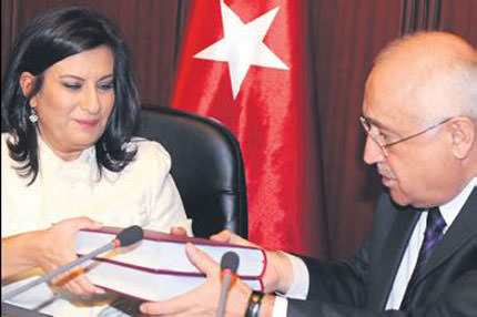 ’Sis perdesinin bir kısmı aralandı’