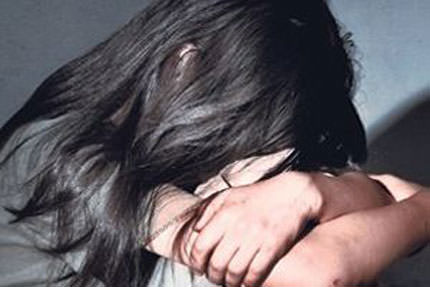 Kızının arkadaşına tacizde bulundu