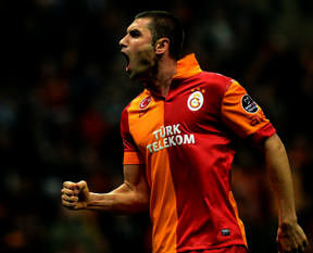 Burak Yılmaz Hakan Şükür'ü yakaladı