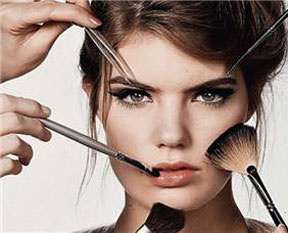 Kadınlar hep kozmetik ister