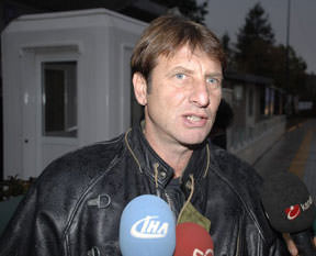 Sözünü çabuk unuttu!