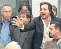 Öfkeli Rumlar meclisi bastı