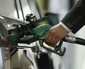 Benzin düştü motorin arttı
