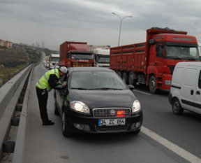 Polisin 'tepe'si attı başkanı traşladı!