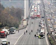 Minibüs yandı köprü kilit