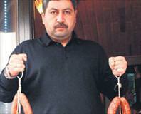 Köpek balığından sucuk kapışılıyor!