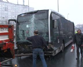 Metrobüs yoldan çıktı
