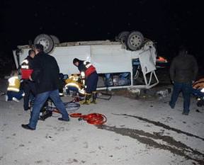 Minibüs otomobile çarptı: 16 yaralı