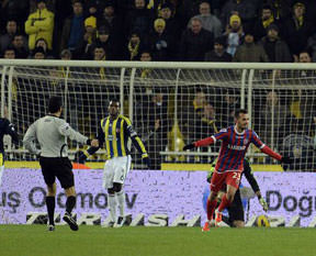 Fenerbahçe, evinde 3-1'e teslim oluyor