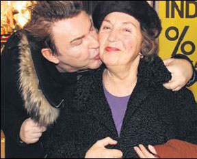 Annesinin minik kuşu