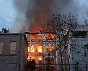 Tarihi bina kül oldu